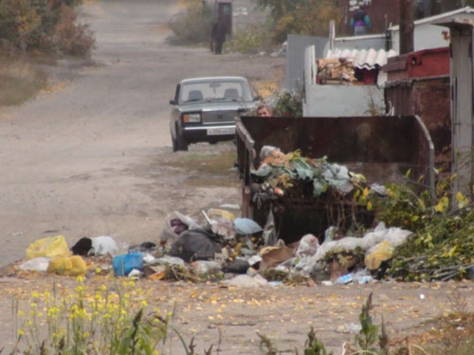 Общественник Василий Сташко: "Сибирский Неаполь" - через год
управления сити-менеджерами Барнаул утопает в мусоре... Фото
(Предупреждение! Облик Барнаула носит не вполне приличный
характер).