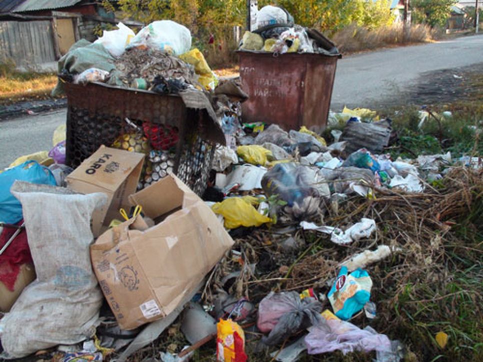 Общественник Василий Сташко: "Сибирский Неаполь" - через год
управления сити-менеджерами Барнаул утопает в мусоре... Фото
(Предупреждение! Облик Барнаула носит не вполне приличный
характер).