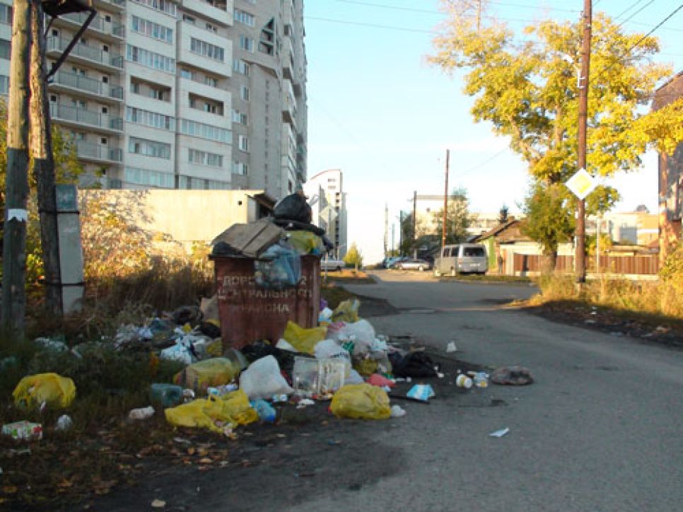 Общественник Василий Сташко: "Сибирский Неаполь" - через год
управления сити-менеджерами Барнаул утопает в мусоре... Фото
(Предупреждение! Облик Барнаула носит не вполне приличный
характер).