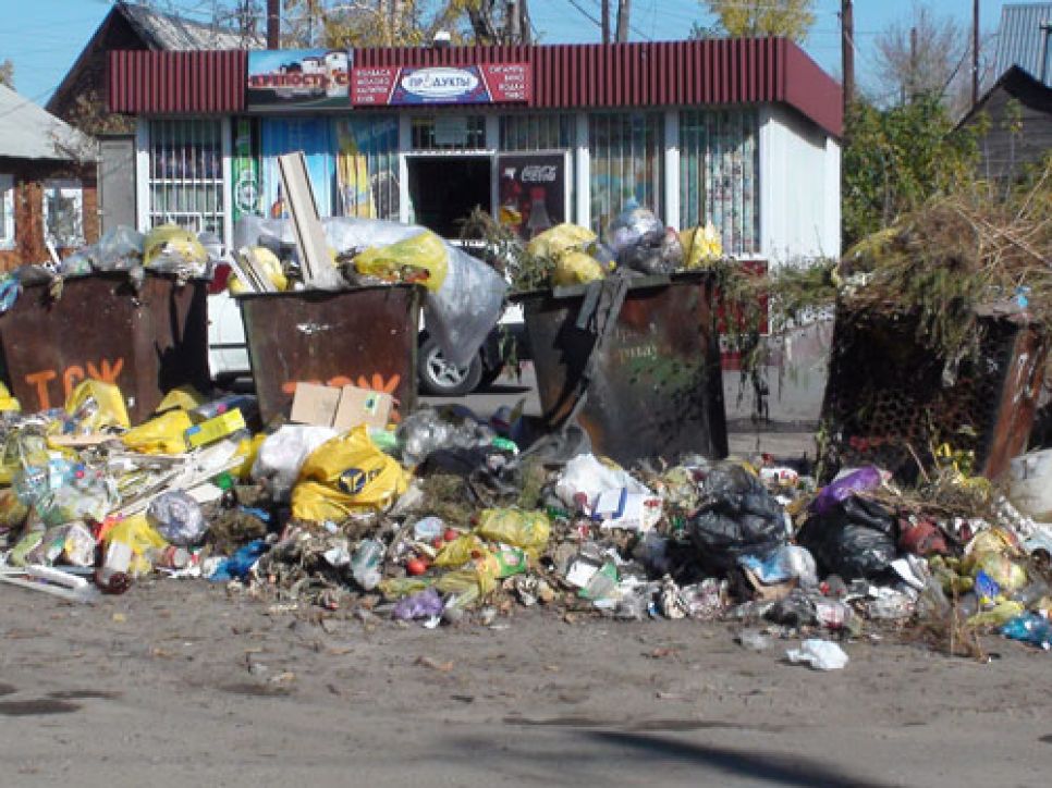 Общественник Василий Сташко: "Сибирский Неаполь" - через год
управления сити-менеджерами Барнаул утопает в мусоре... Фото
(Предупреждение! Облик Барнаула носит не вполне приличный
характер).