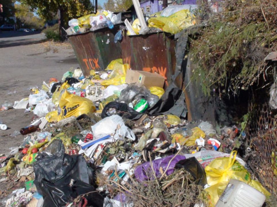 Общественник Василий Сташко: "Сибирский Неаполь" - через год
управления сити-менеджерами Барнаул утопает в мусоре... Фото
(Предупреждение! Облик Барнаула носит не вполне приличный
характер).