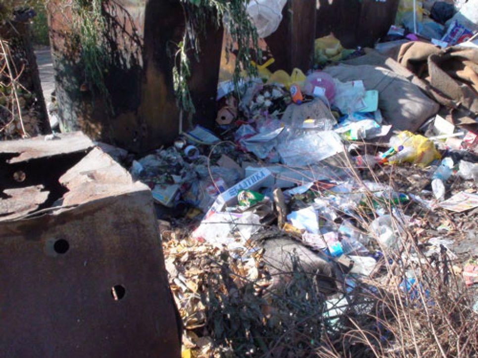 Общественник Василий Сташко: "Сибирский Неаполь" - через год
управления сити-менеджерами Барнаул утопает в мусоре... Фото
(Предупреждение! Облик Барнаула носит не вполне приличный
характер).