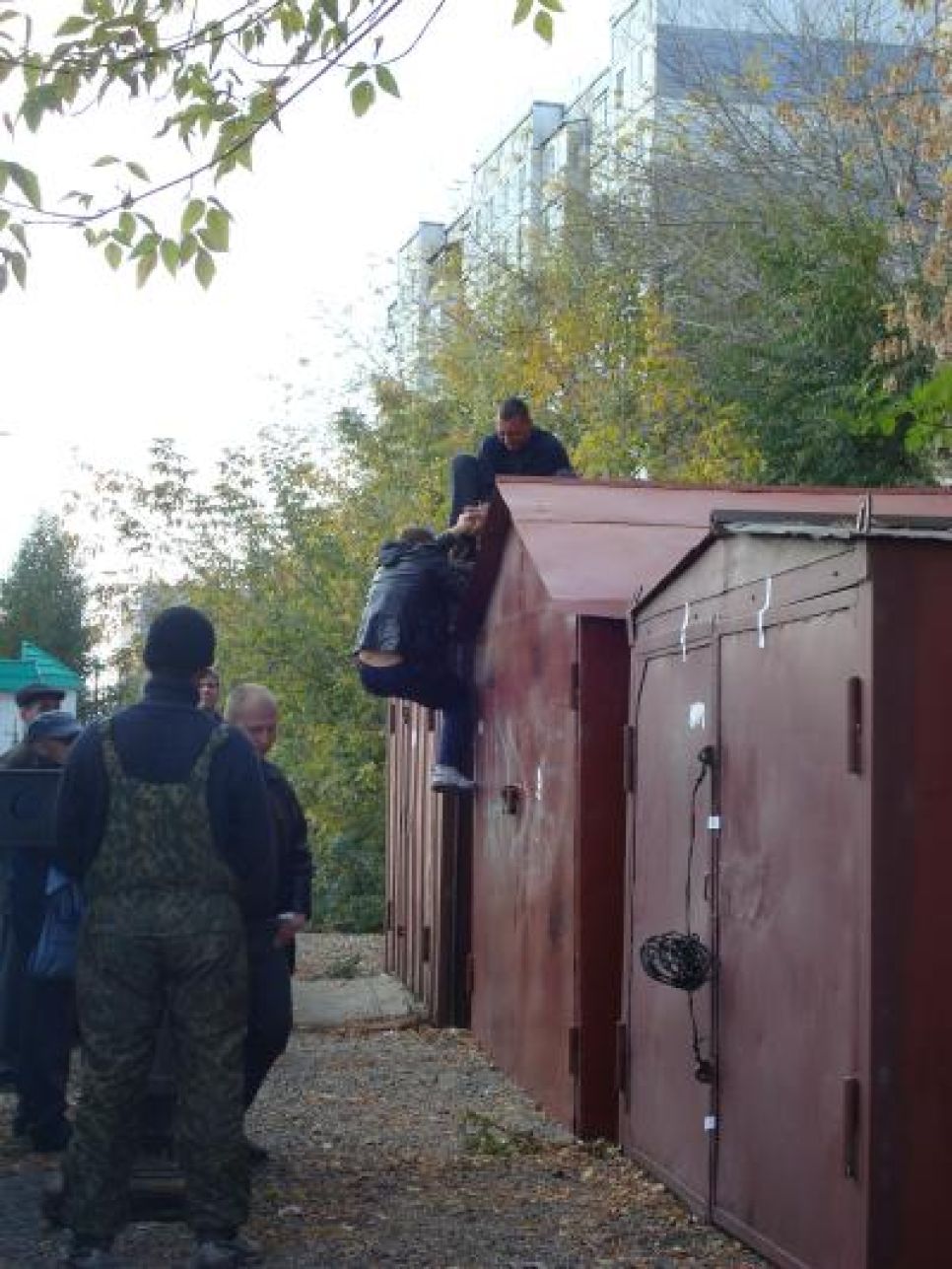 В Барнауле - скандал вокруг попытки сноса гаражей бригадой
муниципальных чиновников и предпринимателей. Фото.