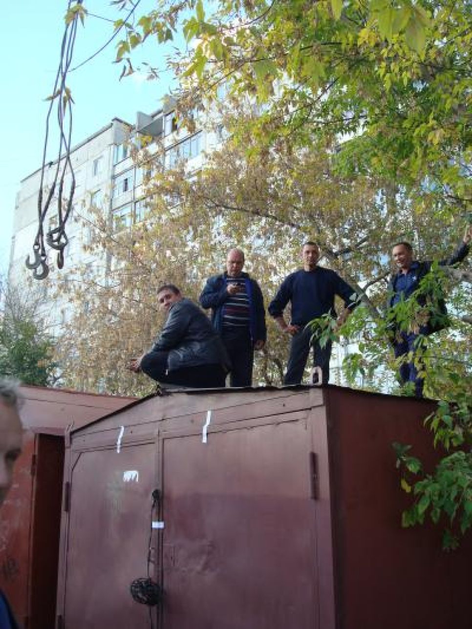 В Барнауле - скандал вокруг попытки сноса гаражей бригадой
муниципальных чиновников и предпринимателей. Фото.