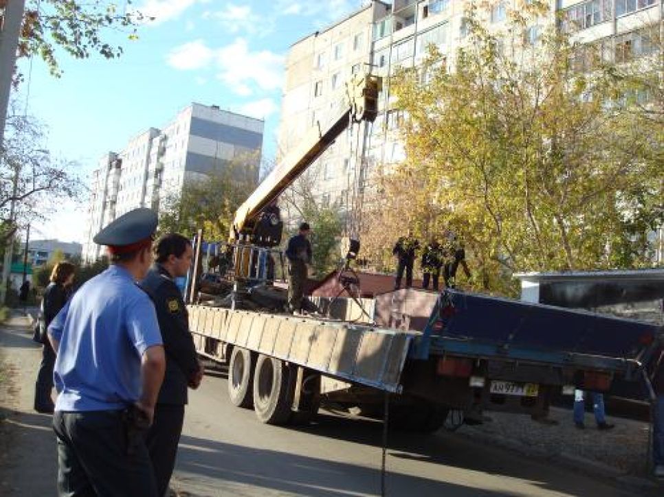 В Барнауле - скандал вокруг попытки сноса гаражей бригадой
муниципальных чиновников и предпринимателей. Фото.