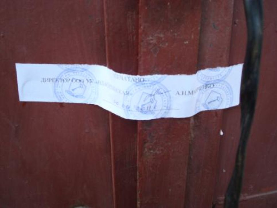В Барнауле - скандал вокруг попытки сноса гаражей бригадой
муниципальных чиновников и предпринимателей. Фото.