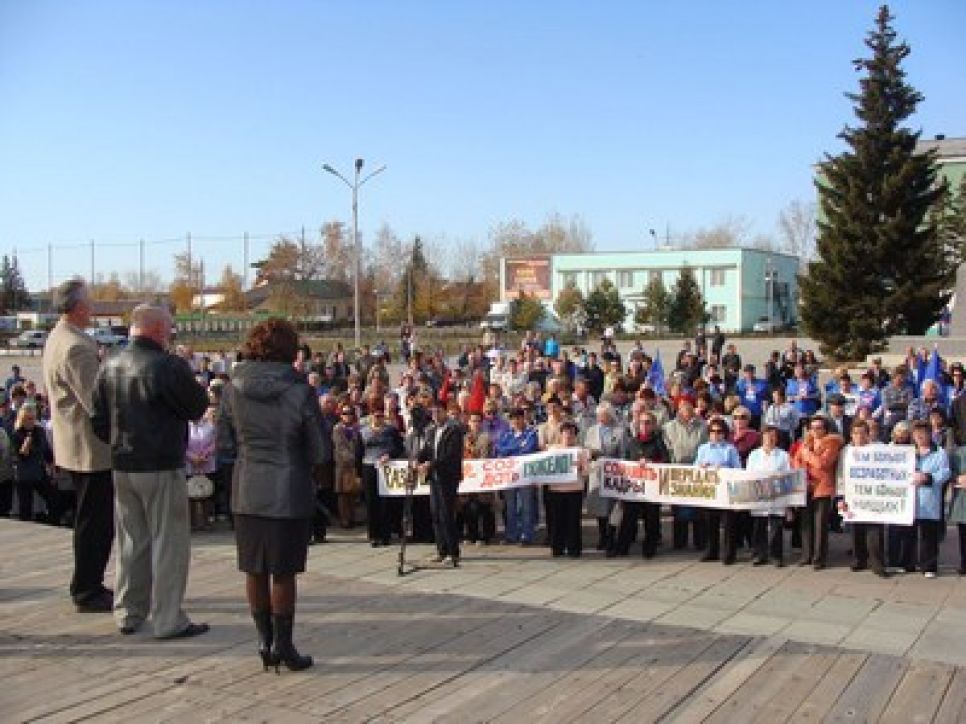 В городе-курорте Яровое прошел митинг против предстоящих
сокращений на "Алтайхимпроме": 880 работников предприятия
пополнят ряды безработных в начале 2012 года.