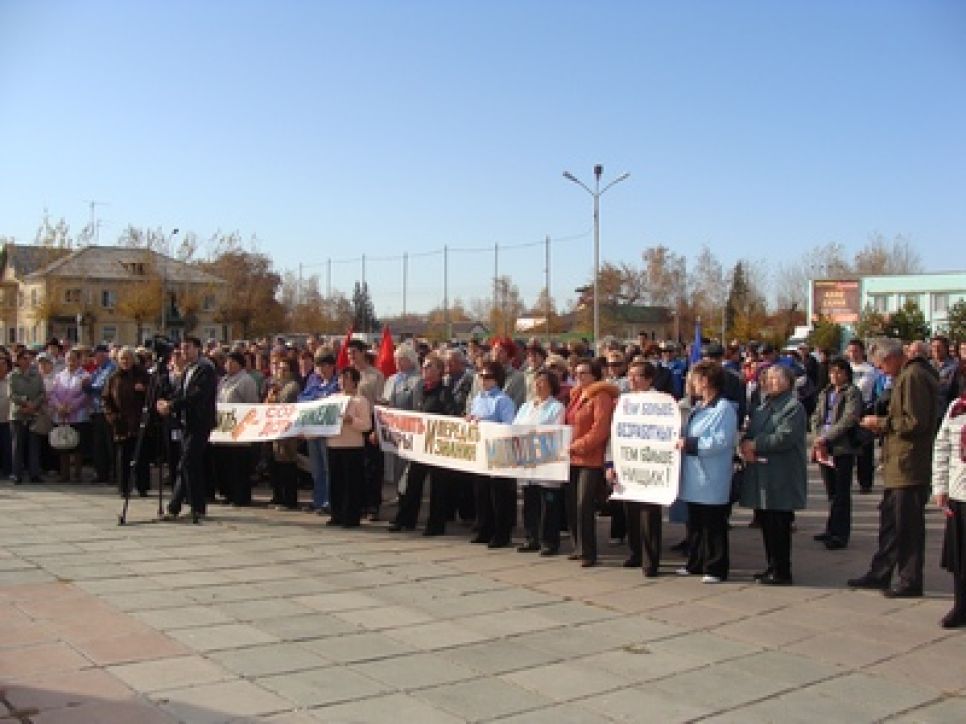 В городе-курорте Яровое прошел митинг против предстоящих
сокращений на "Алтайхимпроме": 880 работников предприятия
пополнят ряды безработных в начале 2012 года.