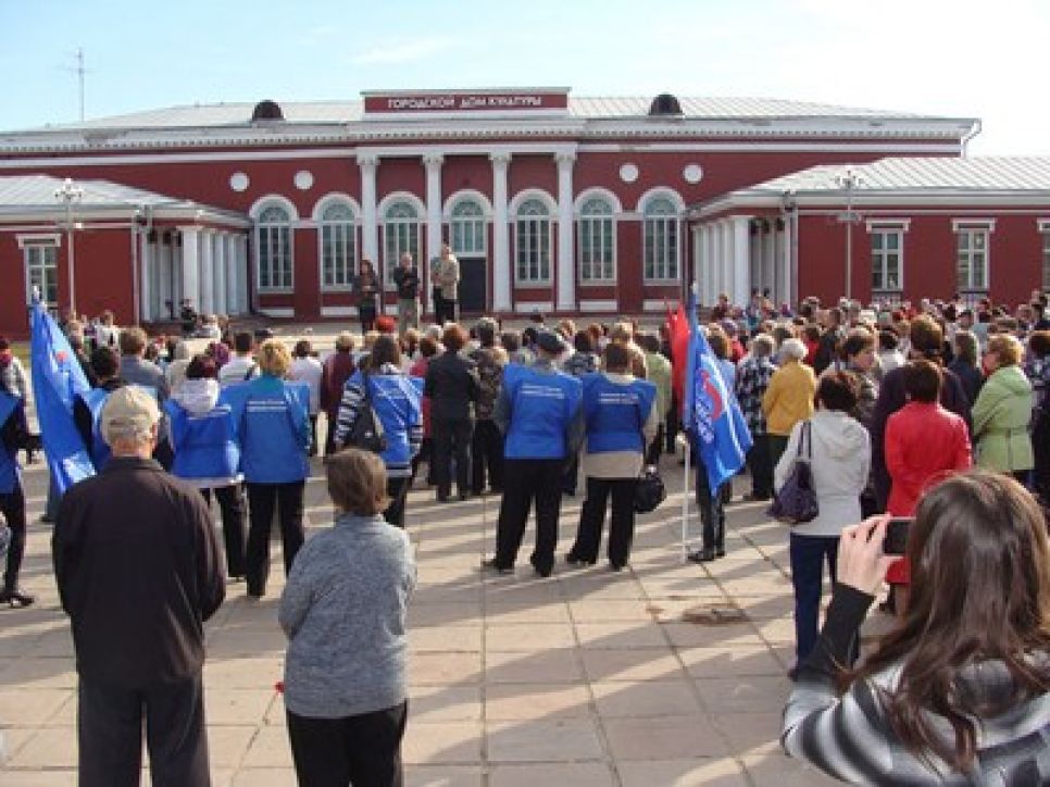 В городе-курорте Яровое прошел митинг против предстоящих
сокращений на "Алтайхимпроме": 880 работников предприятия
пополнят ряды безработных в начале 2012 года.