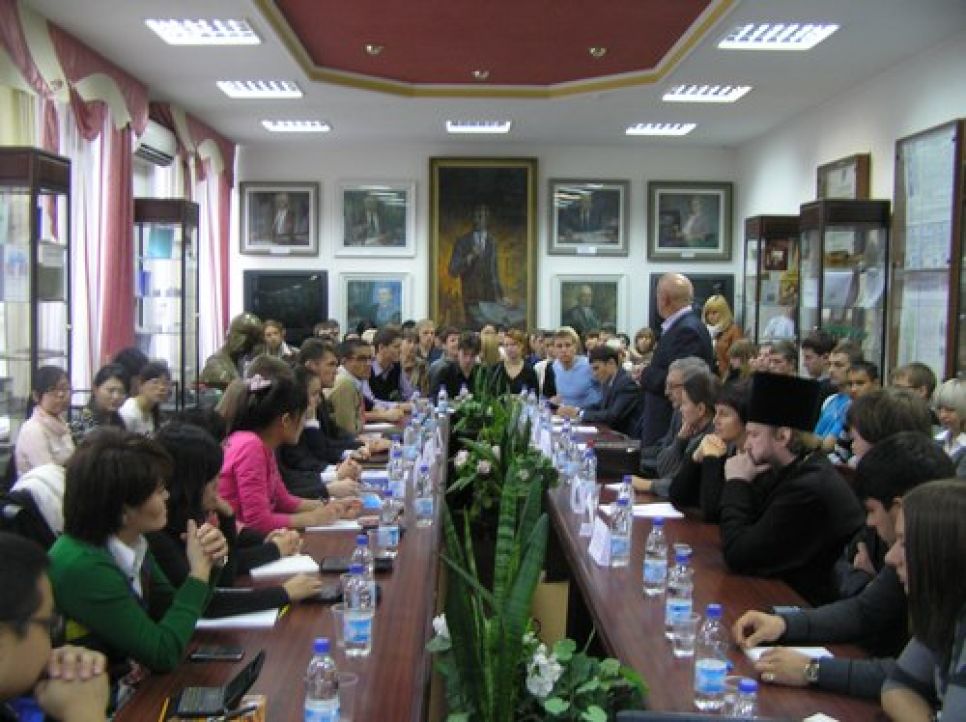 Вопросы толерантности обсудили с молодежью представители власти и силовых структур 
 на прошедшем в Барнауле "круглом столе".