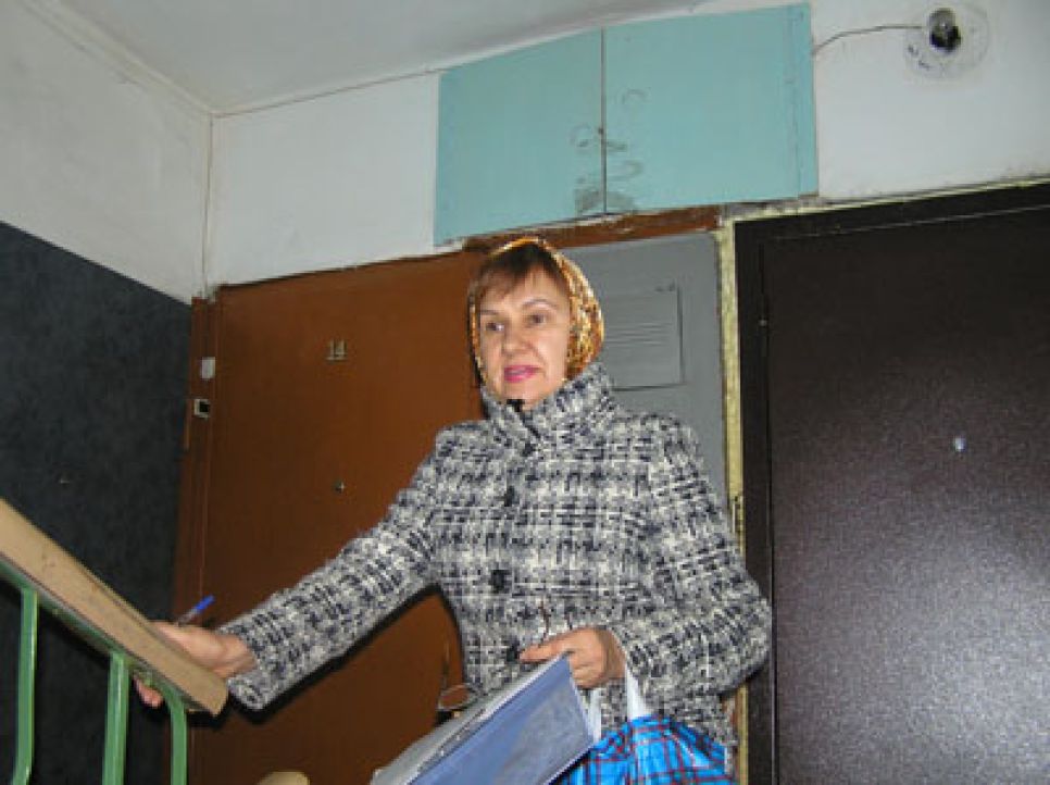 В Барнауле "представители избирательной комиссии" без
документов собирают персональные данные и ведут агитацию в пользу
"Единой России". Фото.