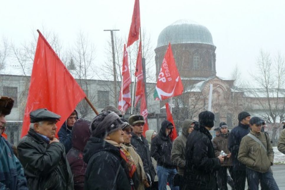 В Бийске прошел митинг против возвращения РПЦ бывшего
комплекса зданий Алтайской духовной миссии.