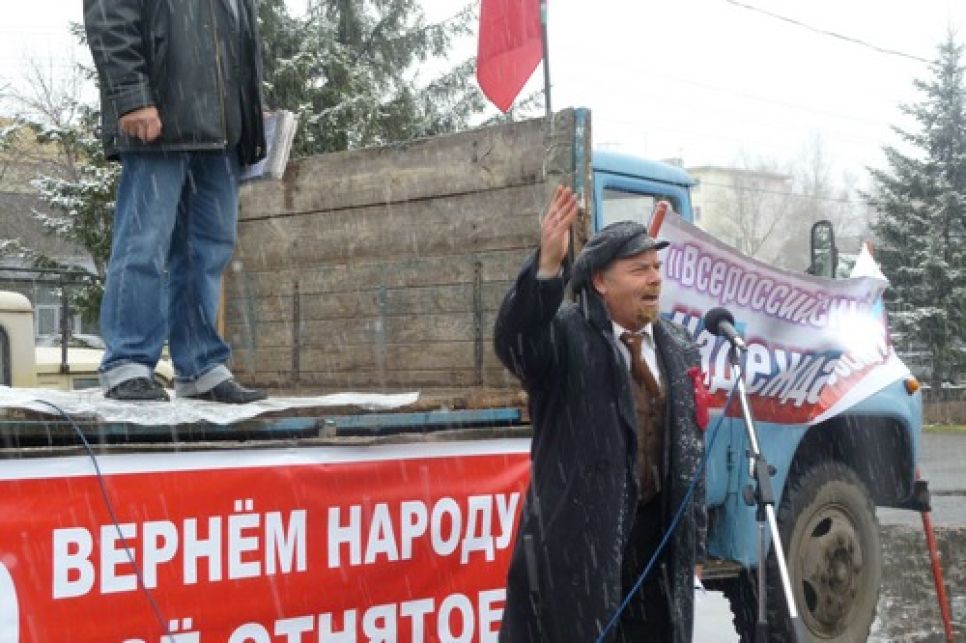В Бийске прошел митинг против возвращения РПЦ бывшего
комплекса зданий Алтайской духовной миссии.