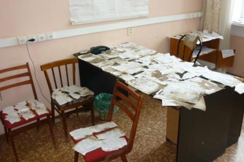 Скандал вокруг регистрации двойника популярного кандидата "СР" в
Барнауле: прорвавшаяся струя воды била прямо в документы с
сомнительными подписями в поддержку двойника, пока не уничтожила
их.