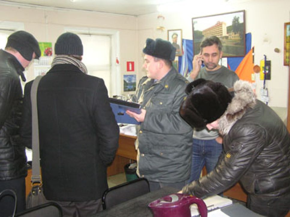 Полицейские унесли из офиса координатора ассоциации "Голос" в
Алтайском крае Сергея Андреева тираж листовок движения "наХ-наХ".