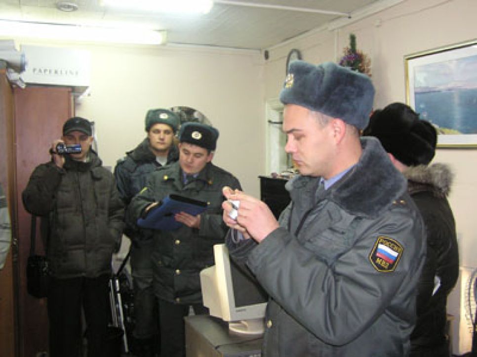Полицейские унесли из офиса координатора ассоциации "Голос" в
Алтайском крае Сергея Андреева тираж листовок движения "наХ-наХ".
