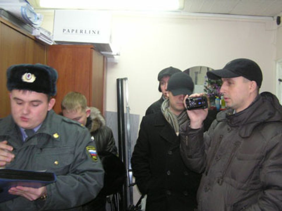 Понятыми при обыске в офисе координатора алтайского отделения
"Голоса" Сергея Андреева были активисты "Молодой гвардии".