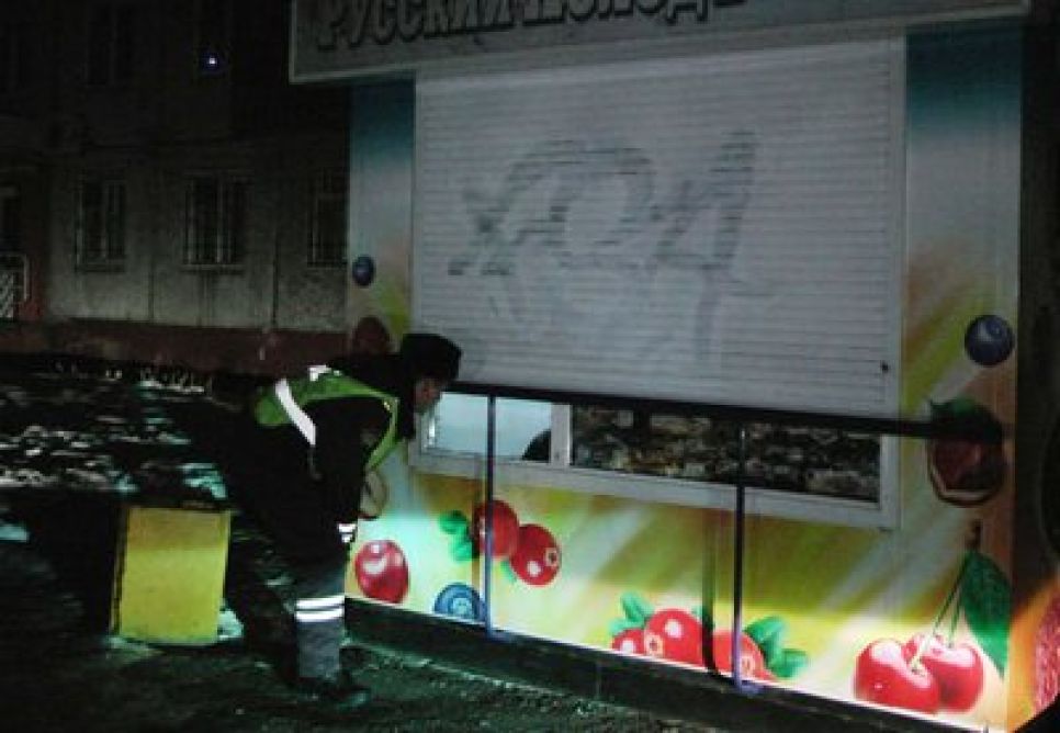 Двое барнаульцев не смогли выбраться из киоска "Мороженое",
который пытались ограбить, и устроили в нем "застолье". Фото