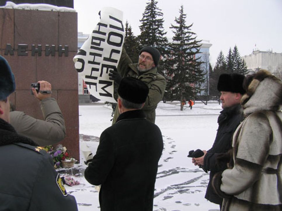 В Барнауле свезённых автобусами на митинг "Спасибо за победу!"
бюджетников и студентов единороссы призвали голосовать за Путина
и против "клики" оппозиционных сил, спонсируемых из-за рубежа. Фоторепортаж.
