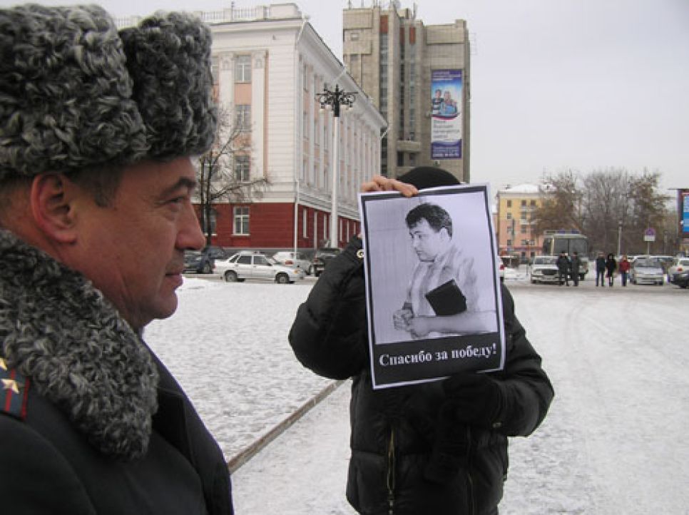 В Барнауле свезённых автобусами на митинг "Спасибо за победу!"
бюджетников и студентов единороссы призвали голосовать за Путина
и против "клики" оппозиционных сил, спонсируемых из-за рубежа. Фоторепортаж.