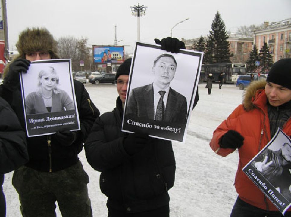 В Барнауле свезённых автобусами на митинг "Спасибо за победу!"
бюджетников и студентов единороссы призвали голосовать за Путина
и против "клики" оппозиционных сил, спонсируемых из-за рубежа. Фоторепортаж.