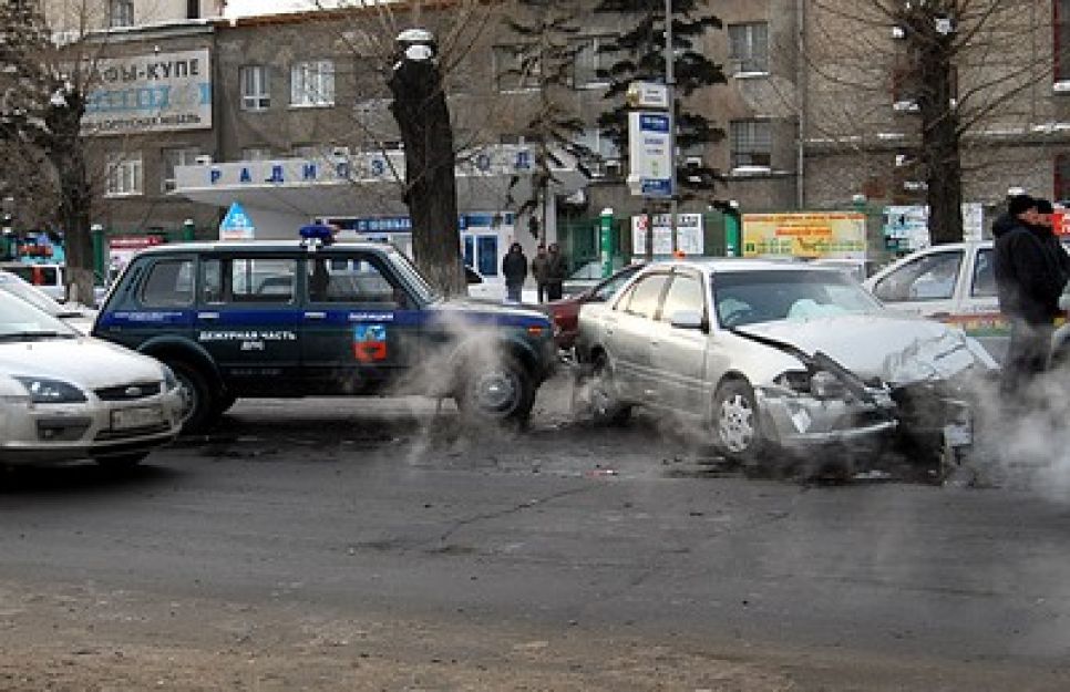 ДТП в Барнауле с участием автомобилей ДПС и аварийного
комиссариата спровоцировали 19-летний водитель и ученик
