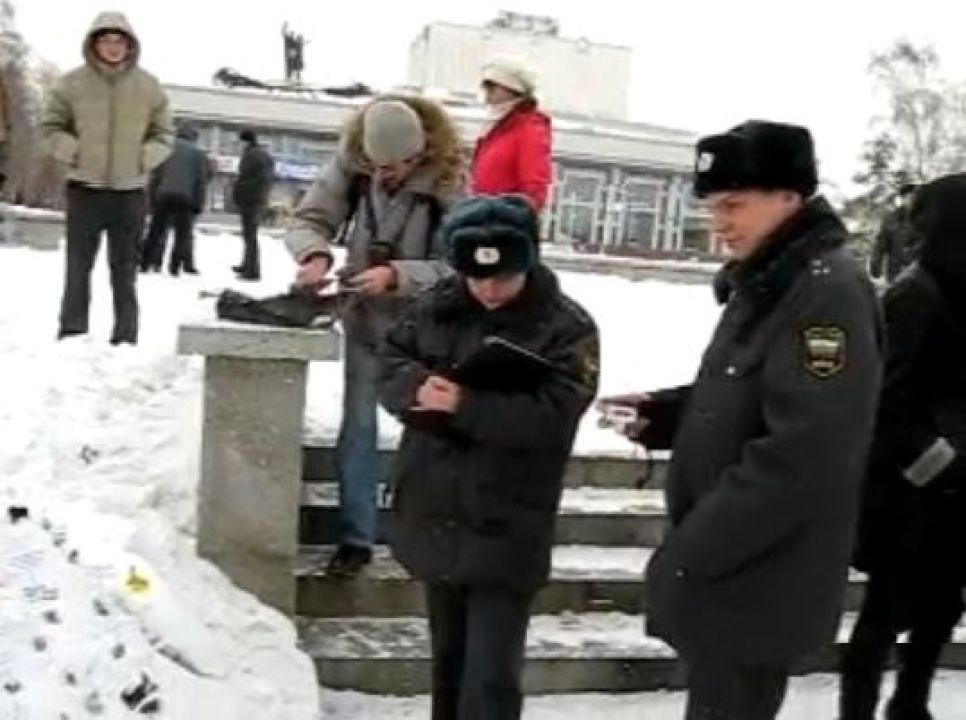 Гражданский активист Анна Кухарева о прошедшем в Барнауле
наномитинге "За честные выборы": Мы вам не игрушки!