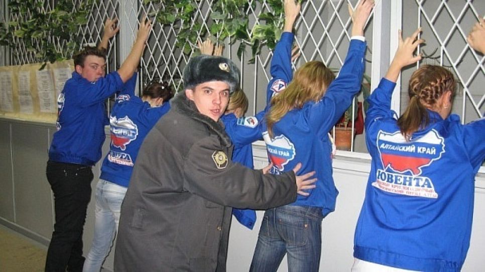 Власти Алтайского края намерены поручить скандально известному
пьянками и дебошами "Снежному десанту" сбор материалов для
издательского проекта "летописи алтайского крестьянства".