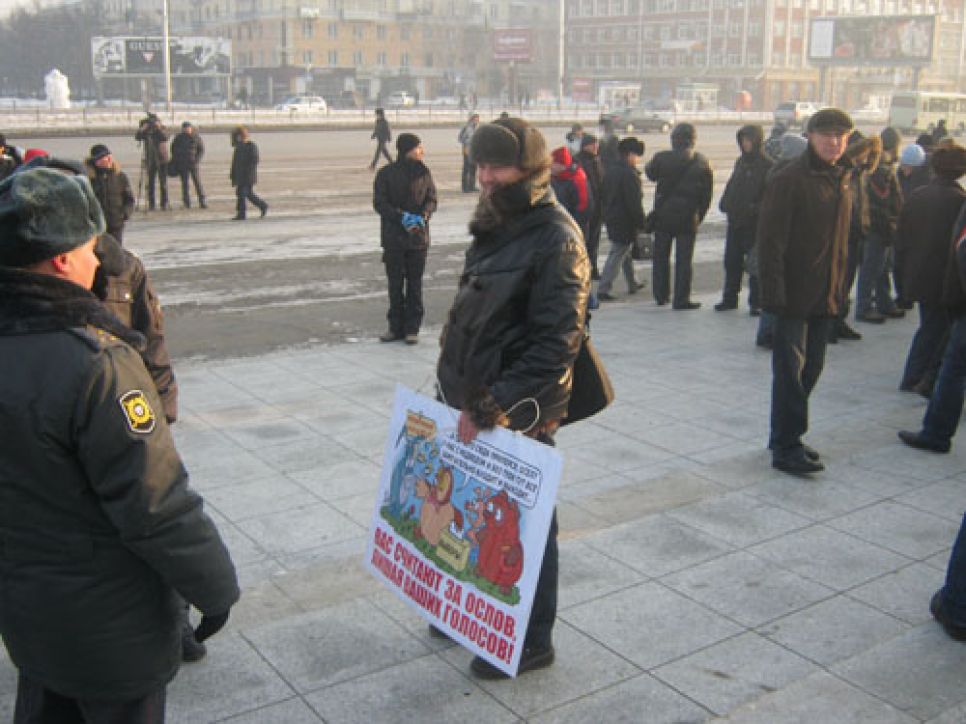 Задержанный в ходе митинга "За честные выборы!" коммунист
Константин Ганов получил протокол "о нарушениях" спустя три
недели после задержания.