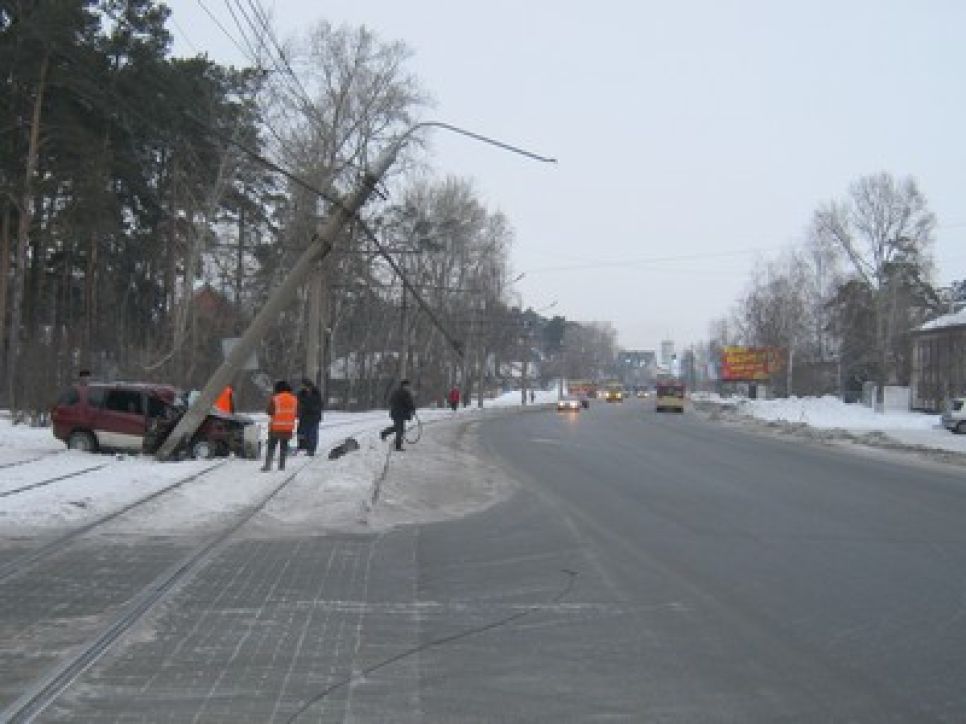Водитель иномарки снес электроопору напротив ГТРК
"Алтай".