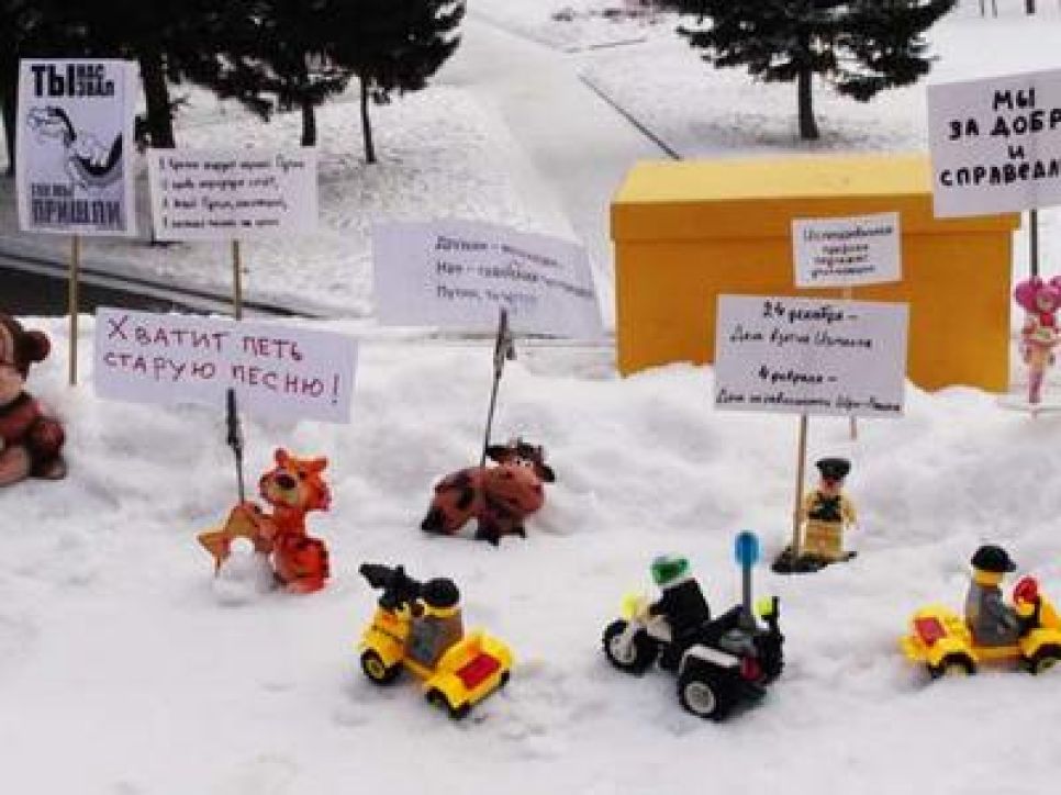 Второй "наномитинг" против фальсификаций на выборах прошел в
Барнауле мирно: барнаульцы принесли на акцию около 100 игрушек.