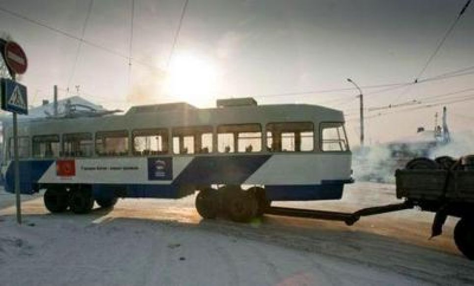 Собранный в Барнауле трамвай  доставляли в Бийск "на резиновом ходу".