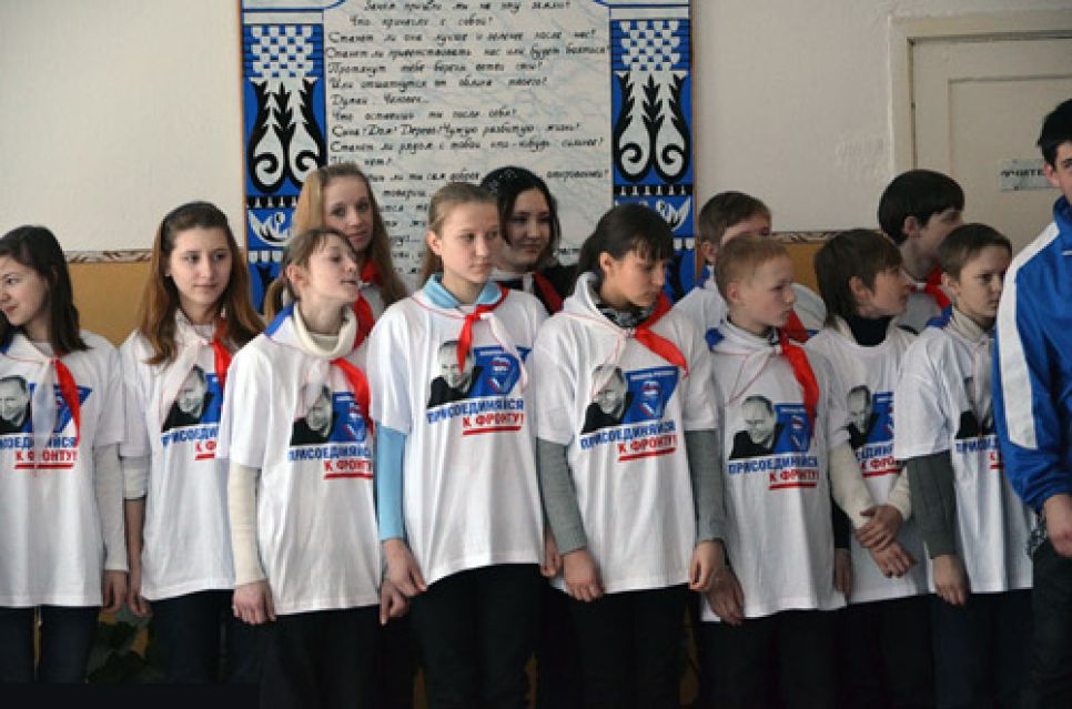 Журналист Денис Греков: учеников сельской школы на Алтае для
встречи "Снежного десанта" одели в футболки с Путиным и призывами
вступать в "народный" фронт.