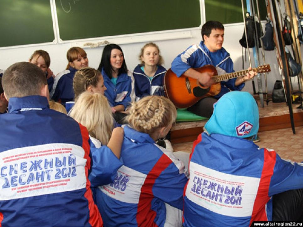 Журналист Денис Греков: учеников сельской школы на Алтае для
встречи "Снежного десанта" одели в футболки с Путиным и призывами
вступать в "народный" фронт.