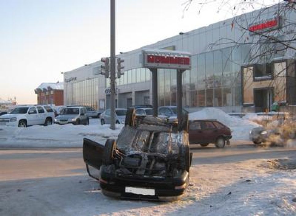 Иномарка перевернулась напротив автосалона "Барнаул-Моторс".