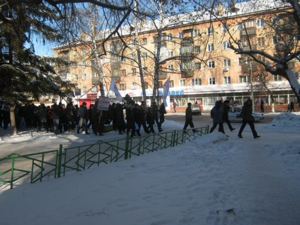 Барнаульский митинг "За честные выборы": "Люди волнуются три -
Путин, суши сухари!"