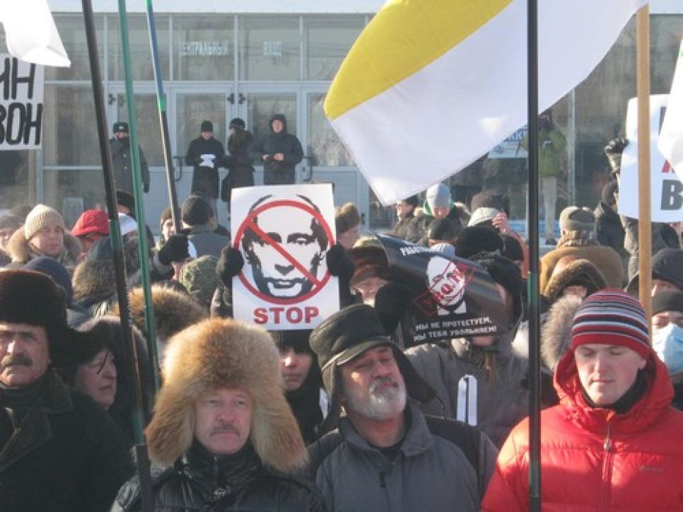 Барнаульский митинг "За честные выборы": "Люди волнуются три -
Путин, суши сухари!"