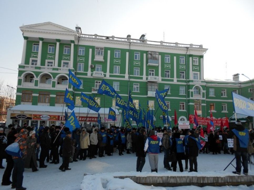 Барнаульский митинг "За честные выборы": "Люди волнуются три -
Путин, суши сухари!"