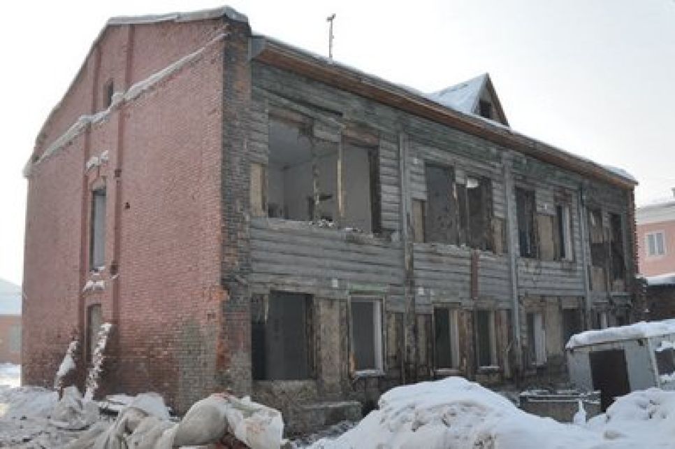 Стройка рядом с бывшим домом купца Кузнецова в Бийске
практически разрушила исторический памятник.