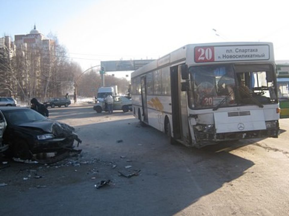 Два ДТП с участием пассажирских автобусов произошли в Барнауле
в один день: есть пострадавшие.