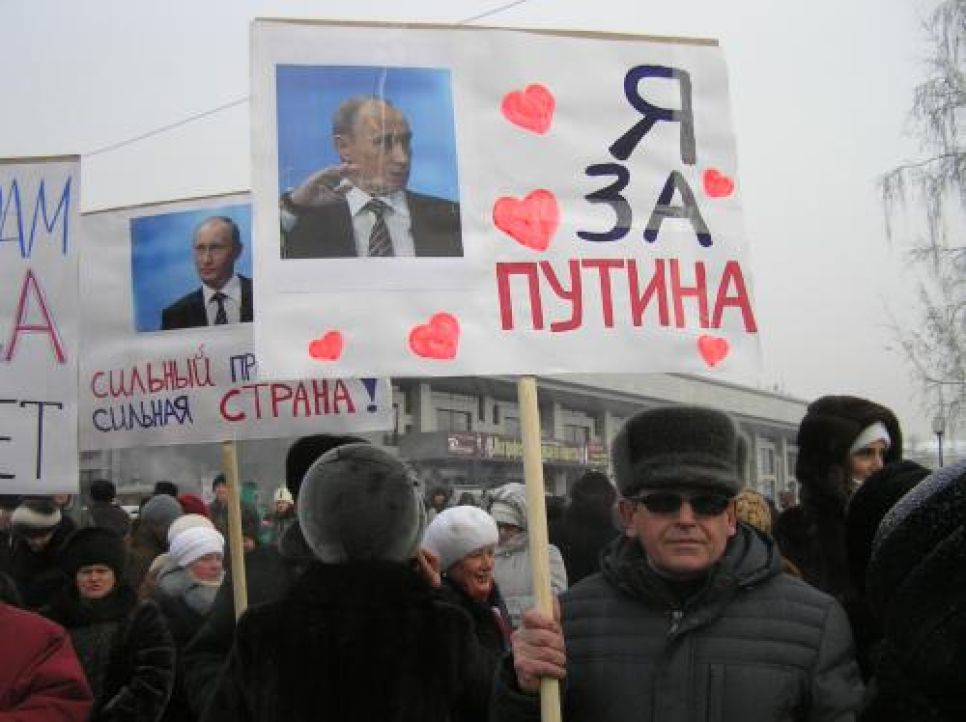 На "путинг" в Барнауле собрали около 5 тысяч человек: хорошо
одетые 50-летние проклинали "лихие 90-е"... Фоторепортаж.