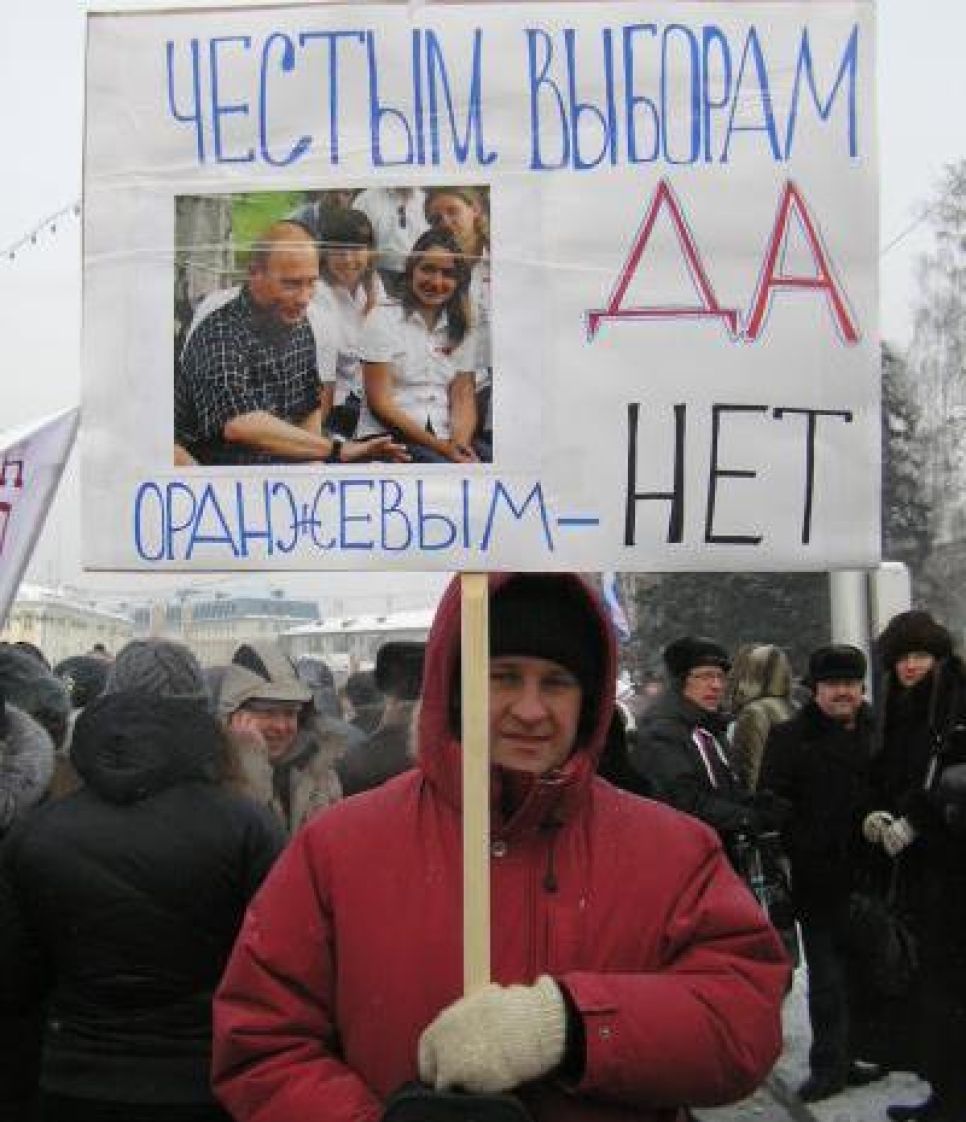 На "путинг" в Барнауле собрали около 5 тысяч человек: хорошо
одетые 50-летние проклинали "лихие 90-е"... Фоторепортаж.