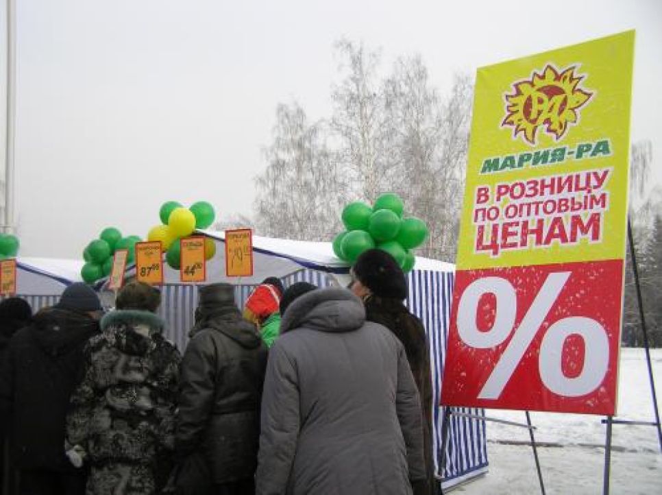 На "путинг" в Барнауле собрали около 5 тысяч человек: хорошо
одетые 50-летние проклинали "лихие 90-е"... Фоторепортаж.
