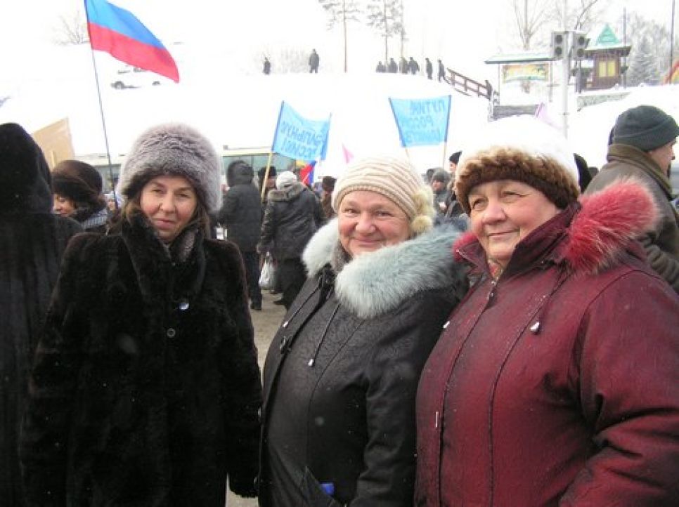 На "путинг" в Барнауле собрали около 5 тысяч человек: хорошо
одетые 50-летние проклинали "лихие 90-е"... Фоторепортаж.