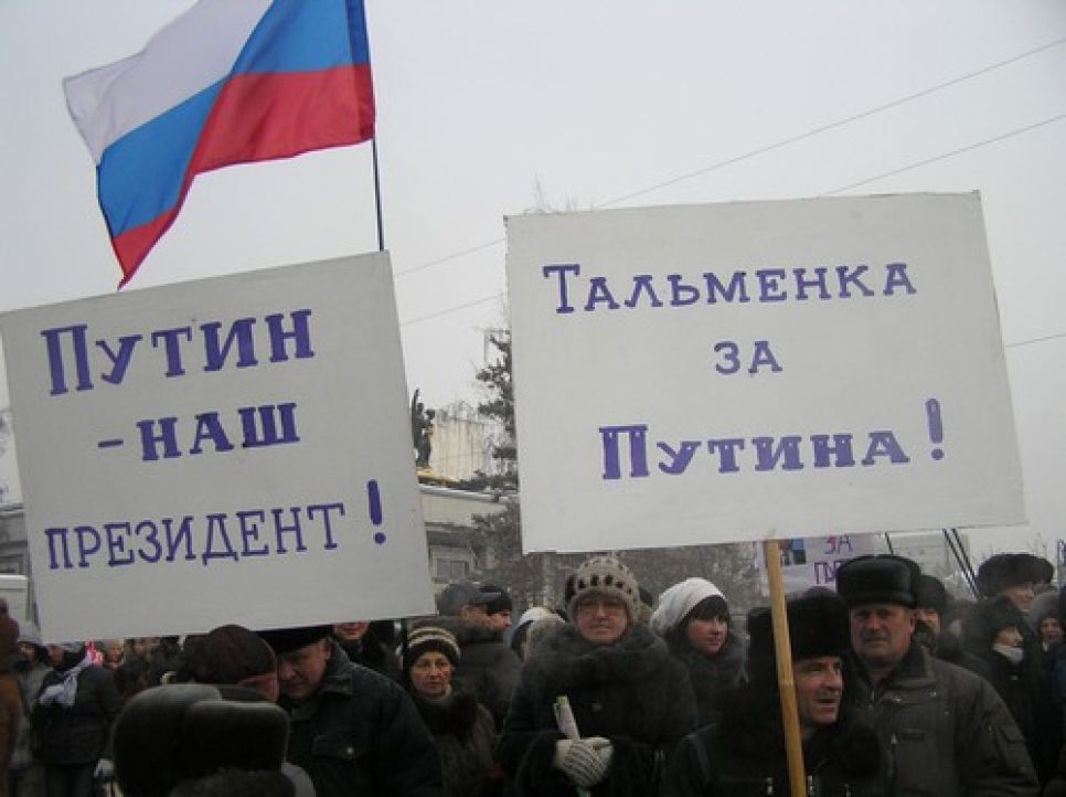 На "путинг" в Барнауле собрали около 5 тысяч человек: хорошо
одетые 50-летние проклинали "лихие 90-е"... Фоторепортаж.