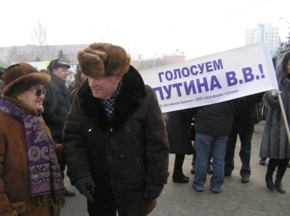 На "путинг" в Барнауле собрали около 5 тысяч человек: хорошо
одетые 50-летние проклинали "лихие 90-е"... Фоторепортаж.