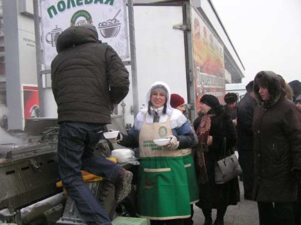 На "путинг" в Барнауле собрали около 5 тысяч человек: хорошо
одетые 50-летние проклинали "лихие 90-е"... Фоторепортаж.