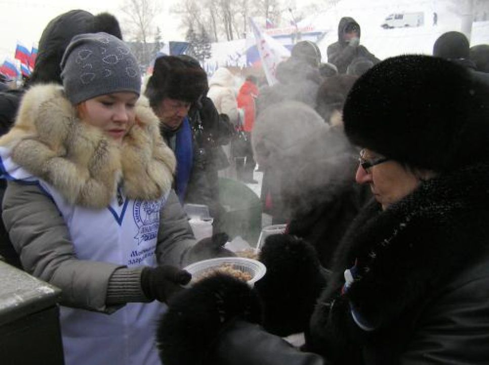 На "путинг" в Барнауле собрали около 5 тысяч человек: хорошо
одетые 50-летние проклинали "лихие 90-е"... Фоторепортаж.