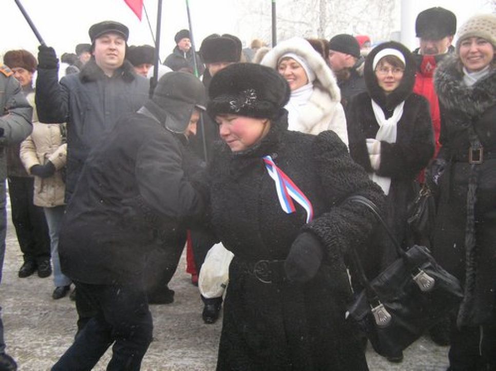 На "путинг" в Барнауле собрали около 5 тысяч человек: хорошо
одетые 50-летние проклинали "лихие 90-е"... Фоторепортаж.