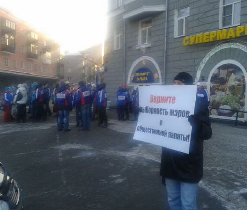 В Барнауле провокаторы-"десантники" и сотрудники полиции
сорвали одиночные пикеты "декабристов", приуроченных к годовому
отчёту губернатора края.